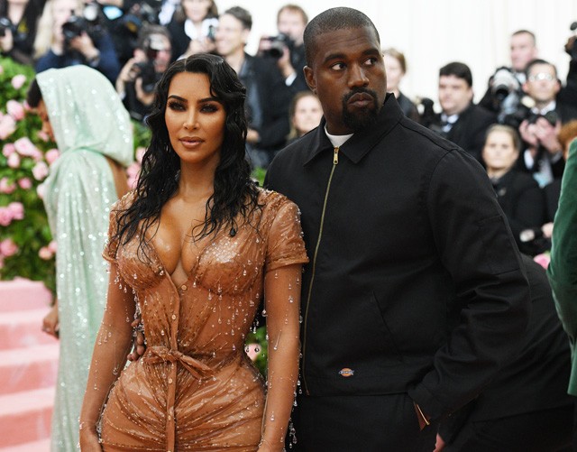Kim Kardashian és oldalán Kanye West a filléres Dickies kabátban