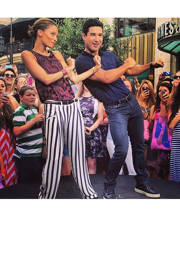 Nicole Richie és Mario Lopez viccesen táncolnak egy műsorban.