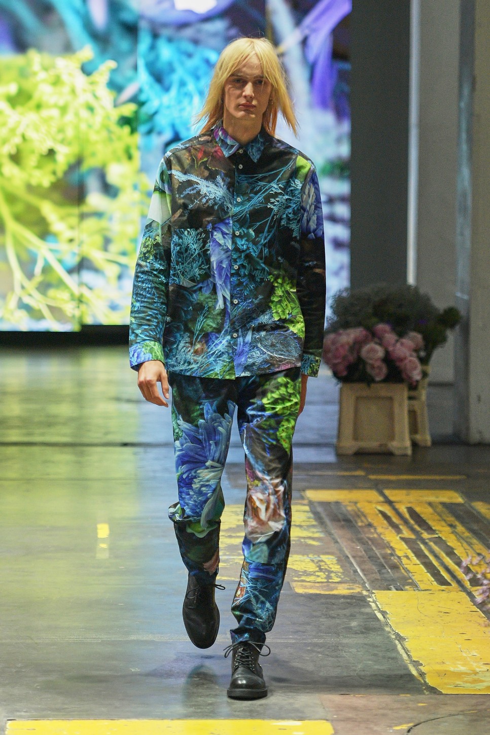 Az MWORKS 2023-as tavasz-nyári kollekciójának jellegzetes mintáját egy párizsi virágkötő, Debeaulieu alkotásából készítették, a valódi virágkompozíciókat fotózták, és ebből készítettek izgalmas digitális textilnyomatot. Az MWORKS alapvető alkotási módja a codesign, és a koncepciójuk része, hogy minden szezonban más alkotókkal működnek együtt.