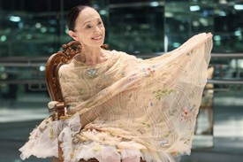 A legendás japán balerina, Yoko Morishita itt az elhunyt divattervező, Hanae Mori ruháját viseli. (2022)