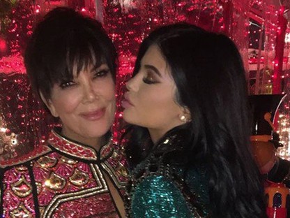 Kylie Jenner egy apró ajándékkal lepte meg anyukáját születésnapján: egy Ferrarit vett neki