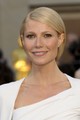 Gwyneth Paltrow-ban soha sem csalódtunk. A 2012-es Oscar gálán is tündökölt ezzel a szolidan hátrafésült frizurával.