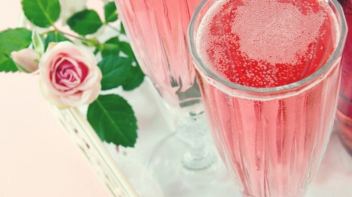 A rose gold haj után itt van a rozéfröccs hajszín