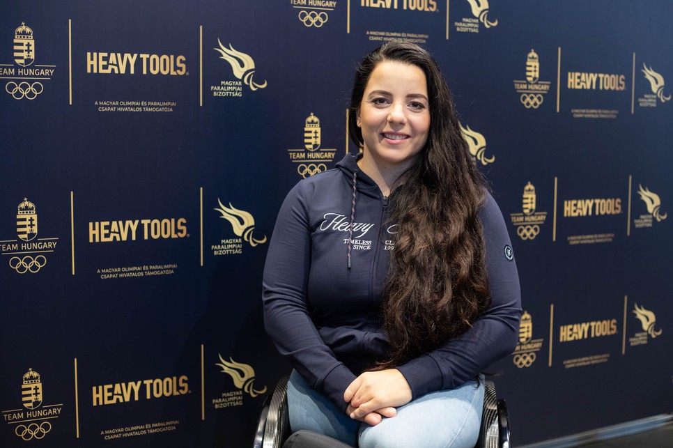Illés Fanni világbajnos úszó is felpróbálta a heavy Tools olimpiai formaruhájának egy melegítőfelsőjét