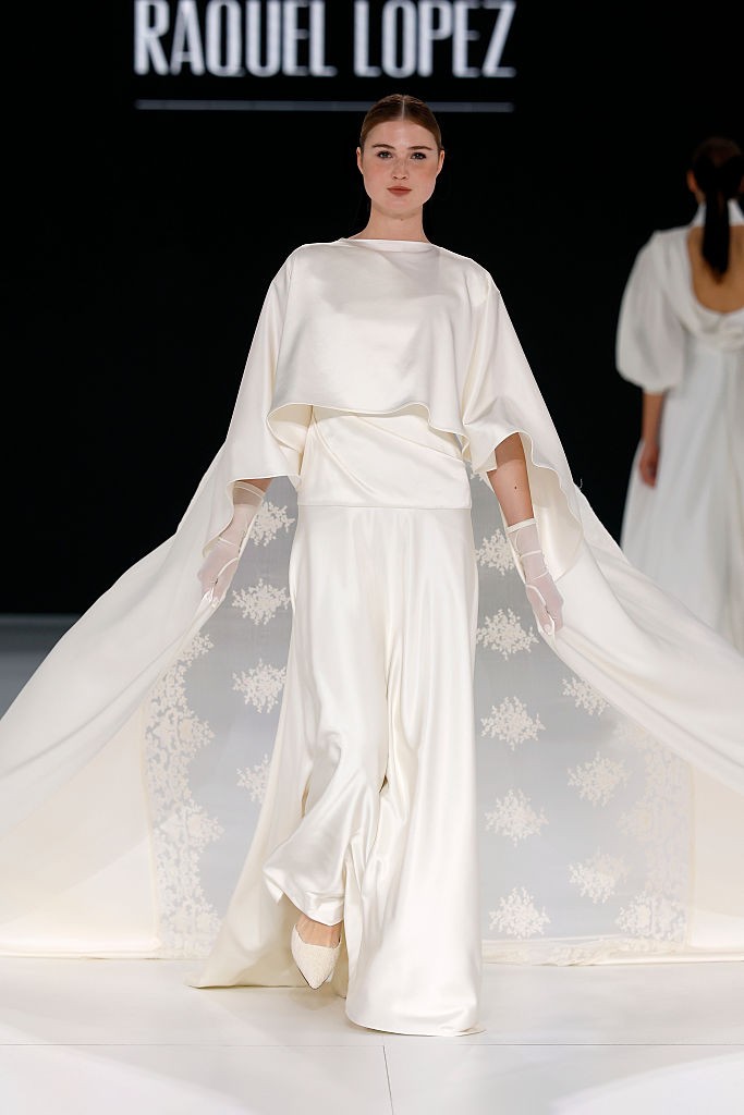 Stólák, köpenyek - A merész, kabátszerű köpenyektől kezdve a karokra lazán rásimuló csipkestólákig minden hódítani fog. (Raquel Lopez)