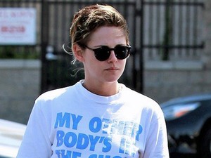 Kristen Stewart forrónadrágban romantikázik a barátnőjével