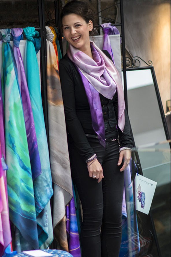 Csinos szettben a londoni divattervező