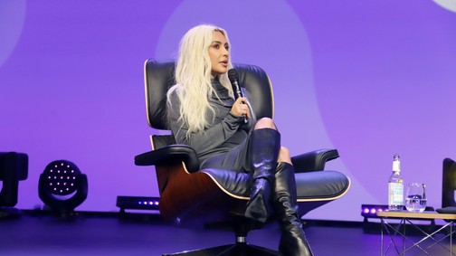 Kim Kardashian tarolt a meztelenruhák versenyén, nem akárki előtt tisztelgett