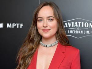 Dakota Johnson nagyibugyiban szomorkodik