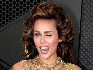 Miley Cyrus aprócska ruhában tett mindent elsöprő bejelentést