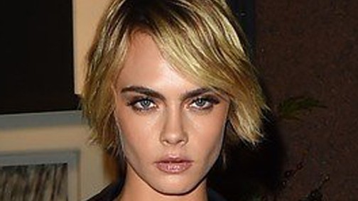 Cara Delevingne egy táncosfiú olyan testrészét fogodossa az új képén, amit nem kéne