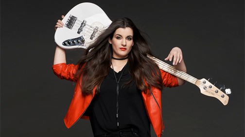 KLIPPREMIER: A világ legjobb női basszusgitárosa egy magyar lány, itt az első klipje is