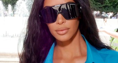 Kim Kardashian az autószerelők gyöngye lenne ebben a ruhában!