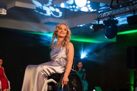 Itt pedig a mesés kreáció, amit az orosz származású Zatonskaya Aloyna, az első udvarhölgy visel