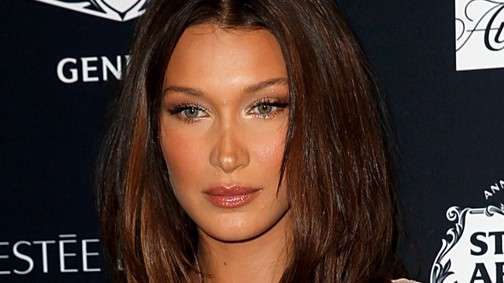 Bella Hadid egy 5 éves kislánynak öltözött, és meglepően jól állt neki