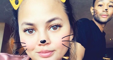 BRÉKING! Chrissy Teigen ismét babát vár!