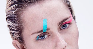 Miley Cyrus lilára festett szeméremszőrzettel