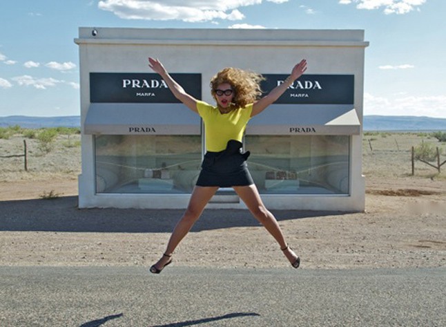 Beyoncé a Prada Marfa előtt
