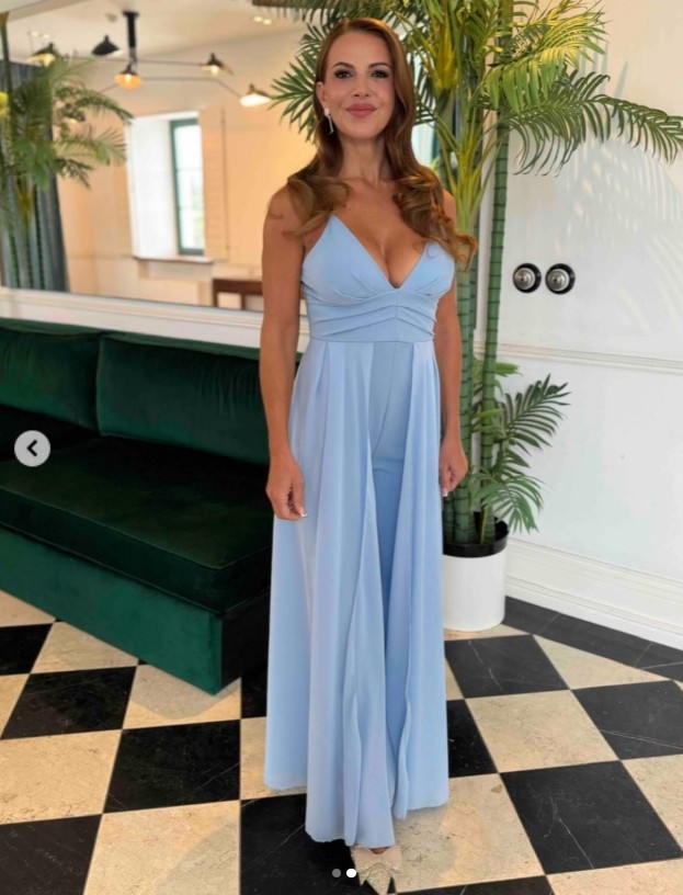 Kriszta egyszerűen gyönyörű ebben a mélyen dekoltált, babakék estélyiben. 