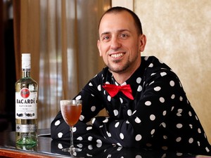 Mesterien keveri a koktélt!