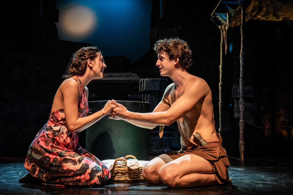 A Pesti Színházban A dzsungel könyvében Maugliként láthatjuk, egy szerepben, amely rengeteg személyes kapcsolódási pontot kínált számára.