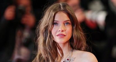 A várandós Palvin Barbara földre szállt angyalként tündököl, álomszép ruhában tarolt a cannes-i filmfesztiválon