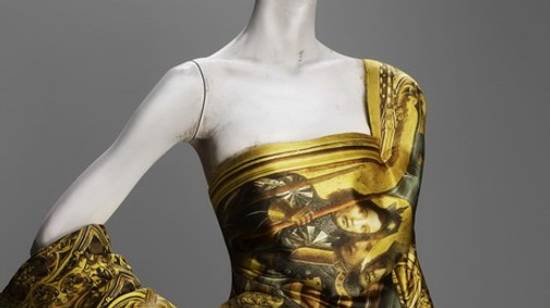 Alexander McQueen ikonikus ruhái a Metropolitan múzeumban