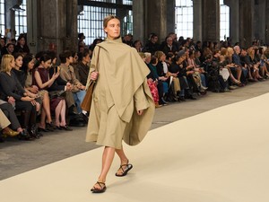 A csendes luxus jegyében megérkezett az év szandálja: vagy szeretni, vagy gyűlölni fogod, átmenet nem létezik