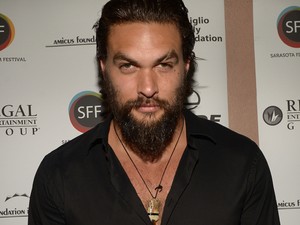 Nem gondoltuk, hogy egyszer ezt fogjuk mondani, de Jason Momoa borzalmasan fest