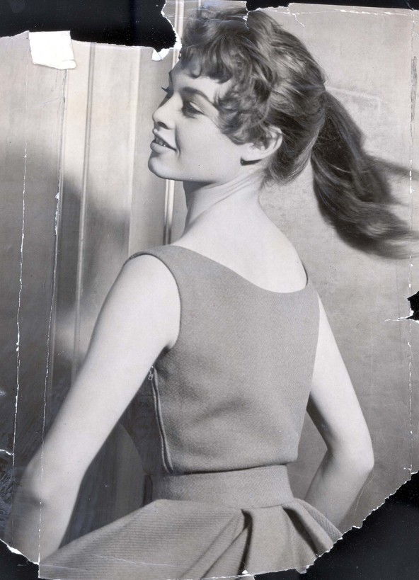 Az ötvenes évek közepén még eredeti sötétszőke hajszínével ismerte meg őt a világ, játékos lófarkot és kicsit göndörített frufrut viselt.