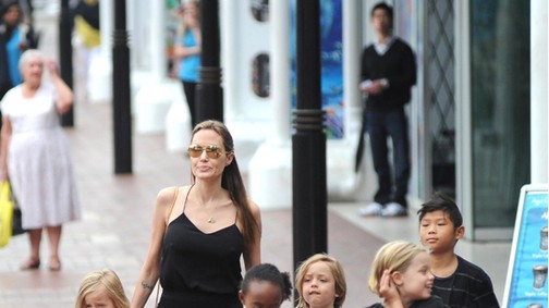 Angelina Jolie és kiscsapata strandolni mennek