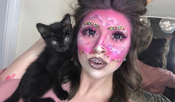 A nyár legőrültebb trendje: kend össze az arcod fagyival, és nevezd művészetnek