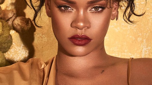 Szőke és extrahosszú: Rihanna új frizurájával olyan, mint Aranyhaj