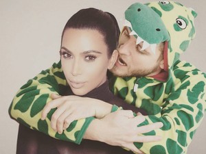 Zseniális Instagram trollkodás! Sztárfotókra retusálta magát ez a srác