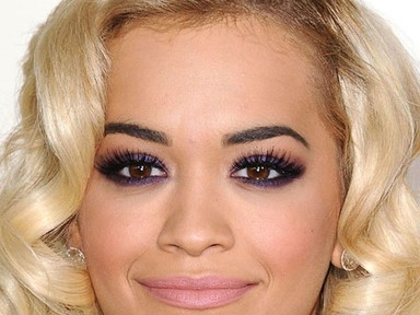 Rita Ora lenyűgöző, lila sminkje