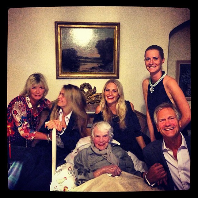 Nagycsaládos szülinap. Cara Delevingne 21.