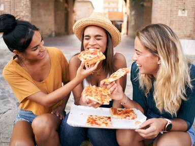Te is minden alkalommal megvárod, amíg más enni kezd? Ez a pszichés oka