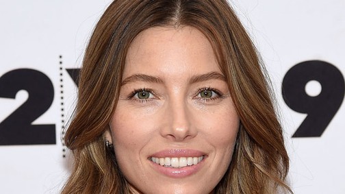 Jessica Biel ruhája hippis és nőies egyszerre: azonnal akarjuk!