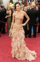 Demi Moore 2010-ben a romantikus stílusra szavazott, az Oscar-gálára ezt a csodás Versace ruhát választotta.