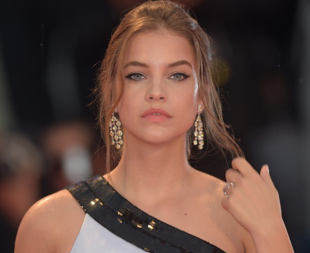 Palvin Barbi szexi fürdőruhában vonaglik a tengerparton: tökéletes formában van
