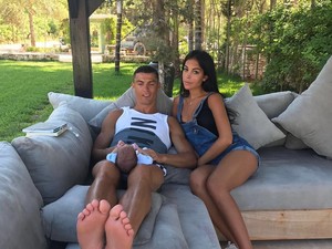 Cristiano Ronaldo várandós barátnője egy jachton mutatta meg gömbölyödő pocakját!