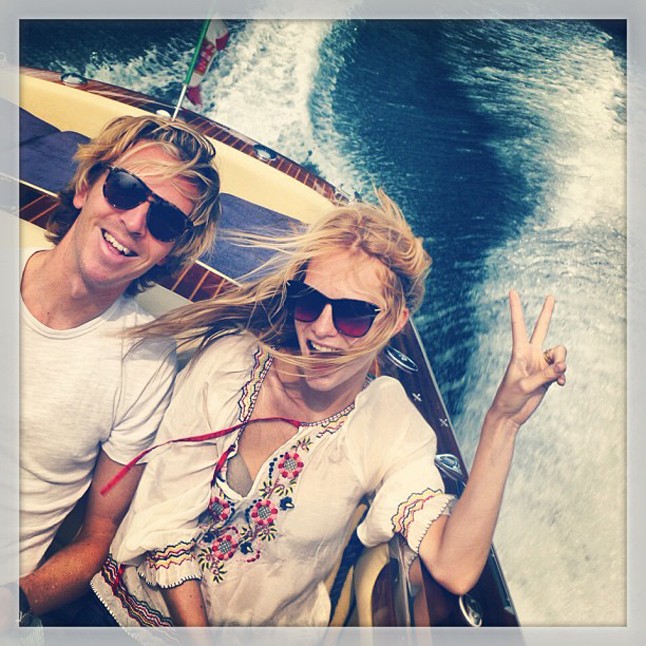 Poppy Delevingne boldogan motorcsónakozik. Imádjuk a magyar motívumos blúzát.