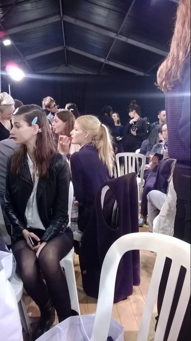 Modellek a backstage-ben.