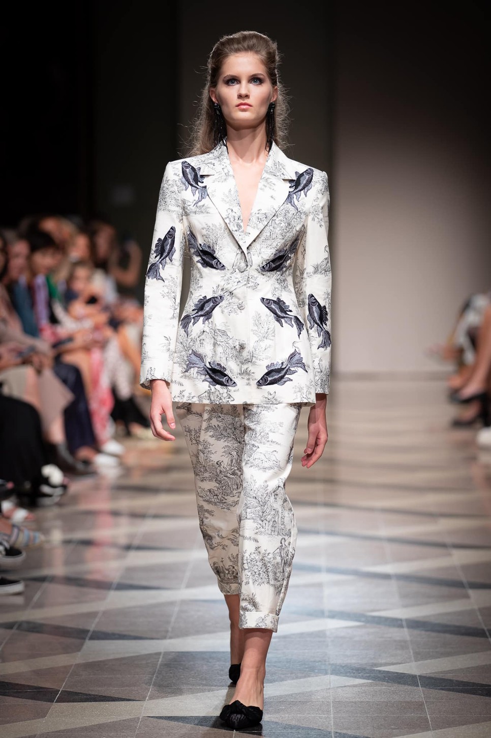 A BCEFW-n úsznak tovább Darja Donezz ukrán divattervező szimbolikus halai