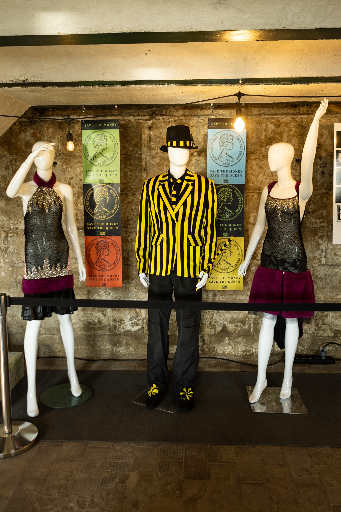 Kenguru 30. jubileumi kiállítás a Viadukt Bárban, Budepesten