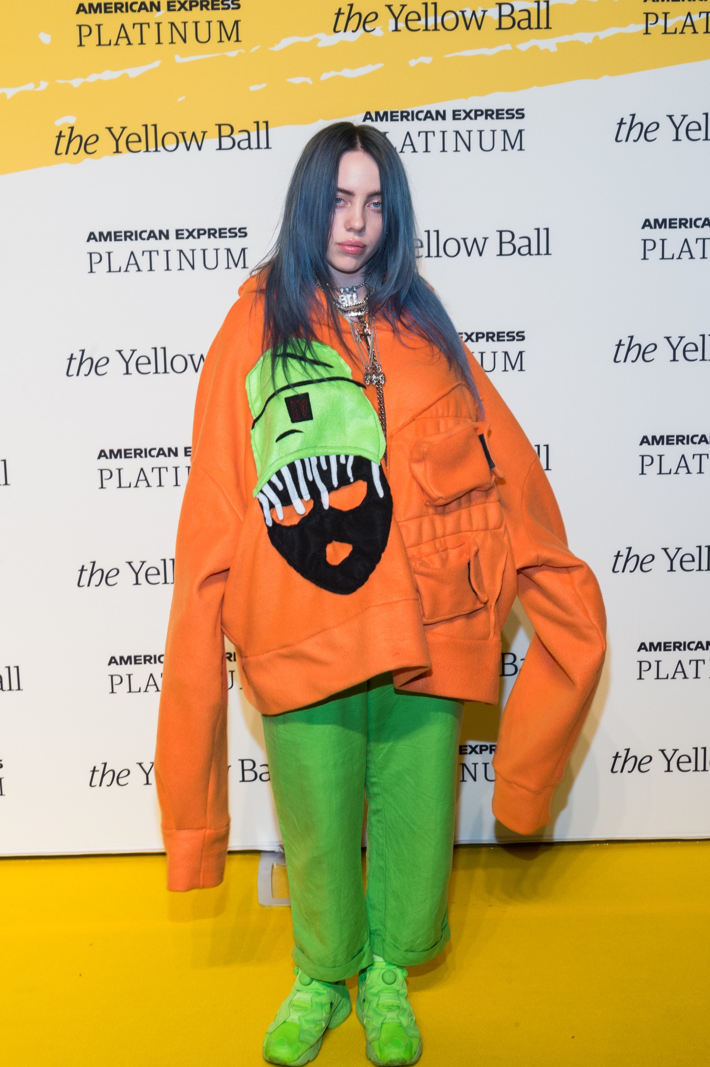 2018 - Billie Eilish imádja a neonpillanatokat, különösen, ha tetőtől talpig van mindez. És minél bővebb, minél lazább valami, annál jobban érzi benne magát az énekesnő.