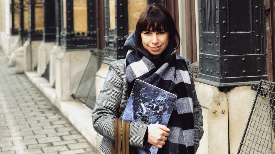 Cselényi Eszter ma bevetette a kockás mintát!