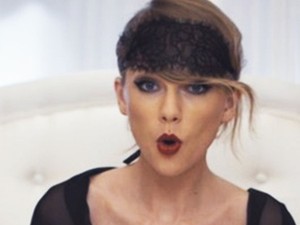 Taylor Swift egy dühöngő őrült!