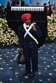 André 3000 – Burberry x Benjamin Bixby: André 3000 régóta a stílusbeli határok lebontásának mestere, és ez most sem volt másként. A Burberry és saját márkája, a Benjamin Bixby közös kreációjában jelent meg: a szett egyszerre idézte meg a brit szabászat hagyományait és a fekete amerikai vintage sportwear világát. A földszínekben és retró szabásvonalakban játszó öltözet intellektuális eleganciát sugallt – egyfajta professzor-dandy hangulatot –, amit André bohém kisugárzása tökéletesen kiegyensúlyozott. 