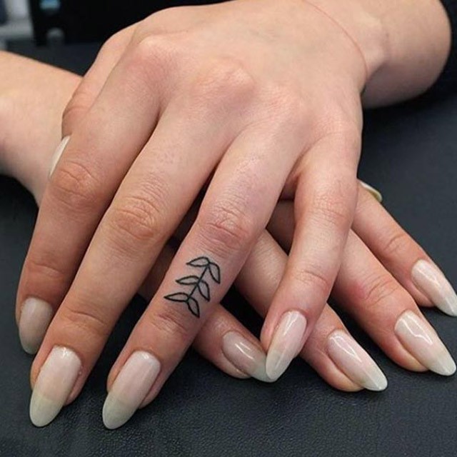 tetoválás, tetkó, tetoválás ujjra, tetoválás ujjra, miniatűr tetoválás, rihanna, cara delevingne